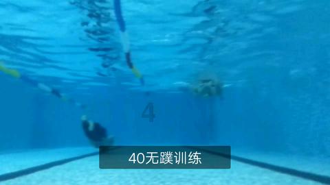 男子边骑电动车边玩手机，一头追尾公交车被判担全责，看看吧