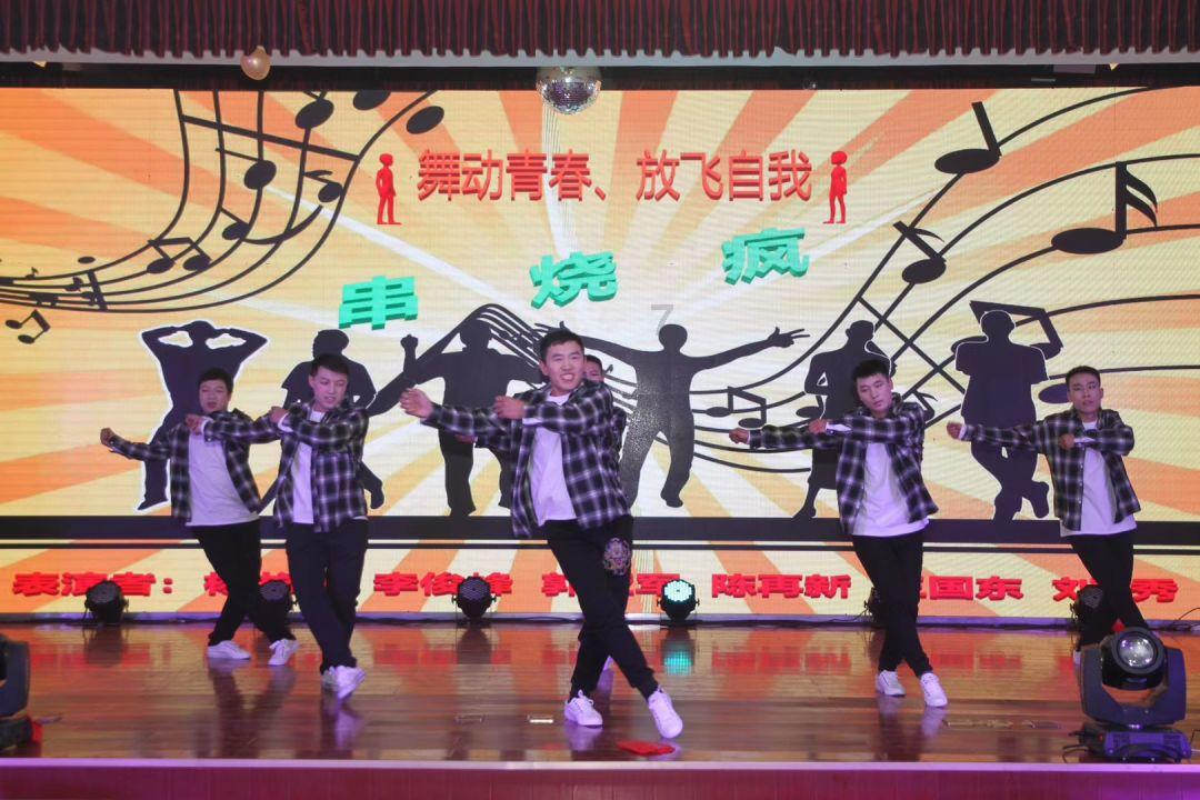 爸爸腰挂3条大鱼凯旋遭儿子吐槽：海之子回来了！